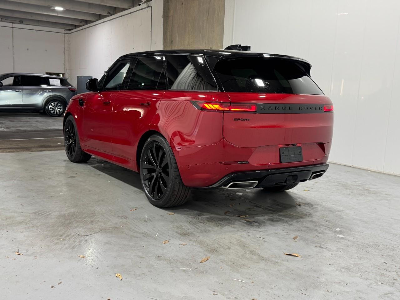 Land Rover Range Rover Sport Vehicle Full-screen Gallery Image 3