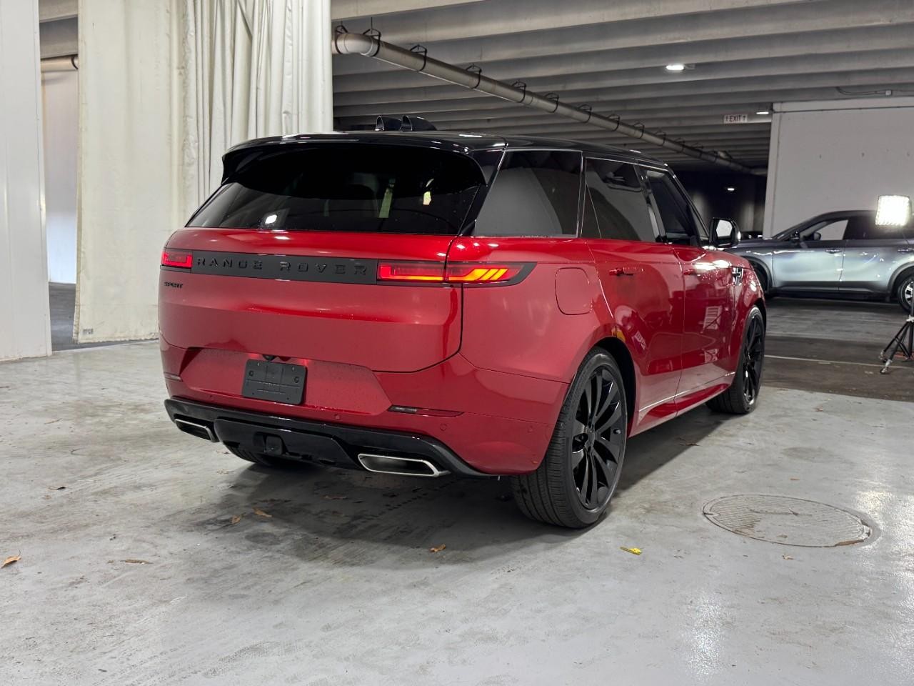 Land Rover Range Rover Sport Vehicle Full-screen Gallery Image 4