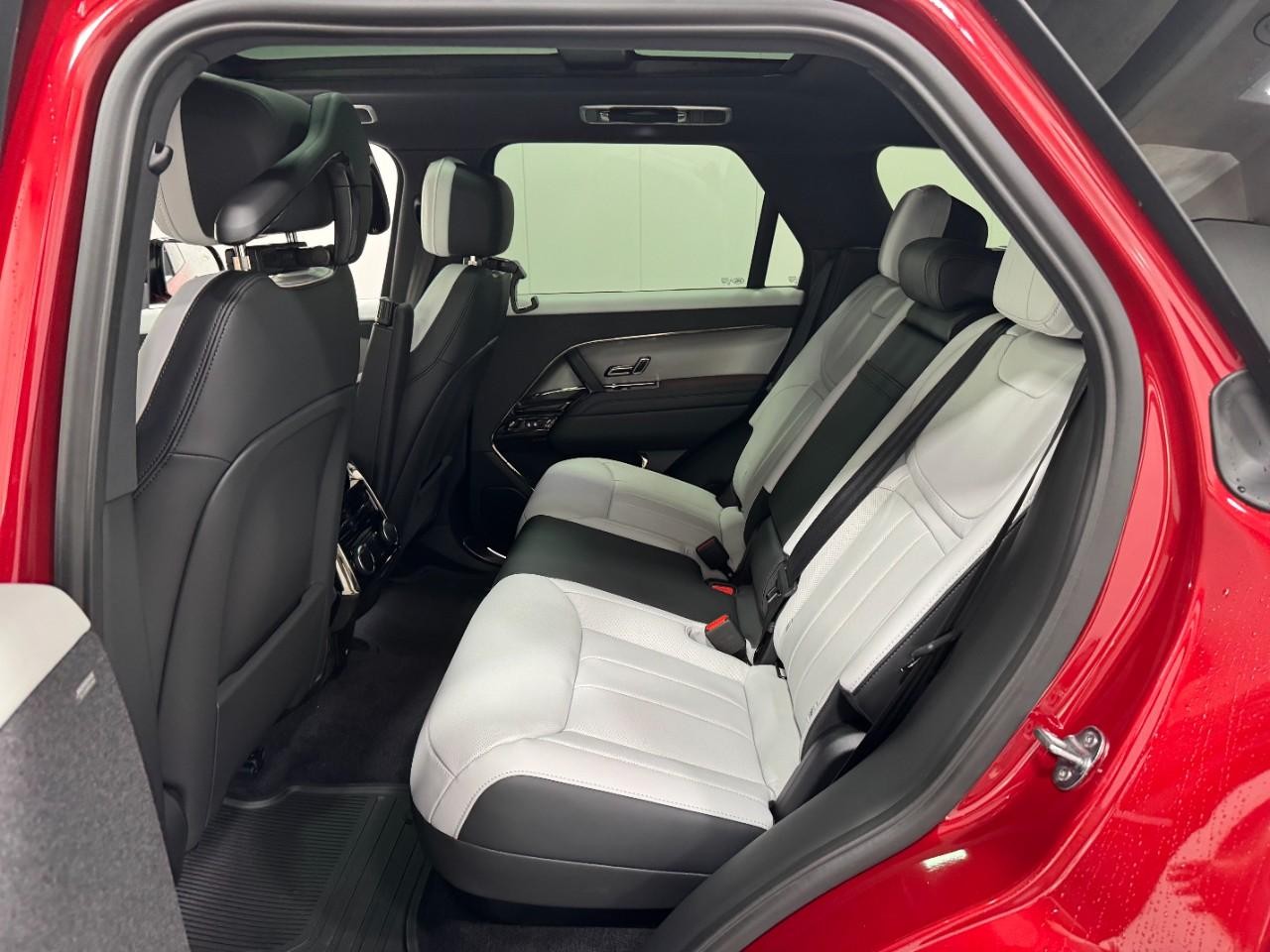 Land Rover Range Rover Sport Vehicle Full-screen Gallery Image 8