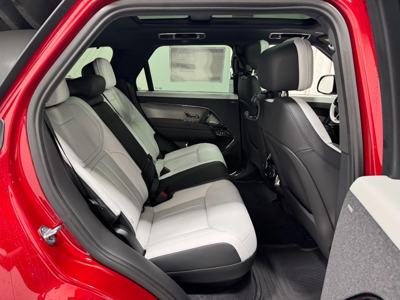 Land Rover Range Rover Sport Vehicle Full-screen Gallery Image 10