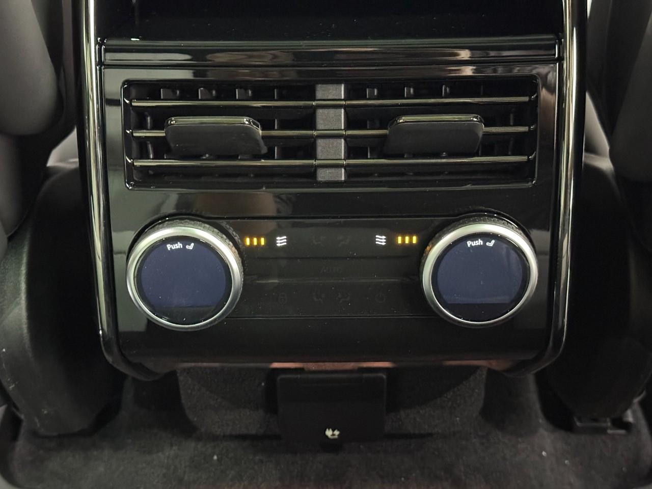 Land Rover Range Rover Sport Vehicle Full-screen Gallery Image 11