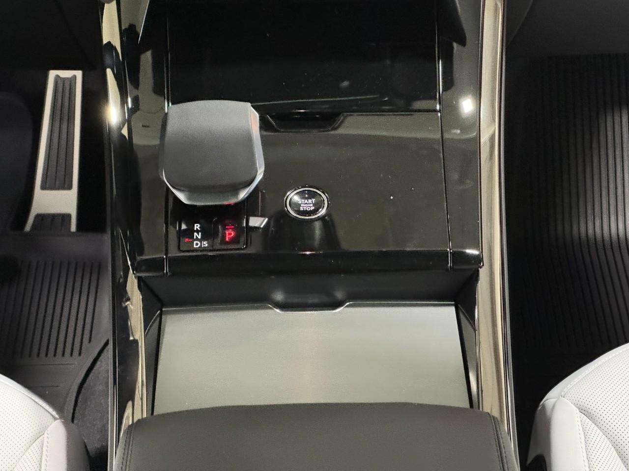 Land Rover Range Rover Sport Vehicle Full-screen Gallery Image 16