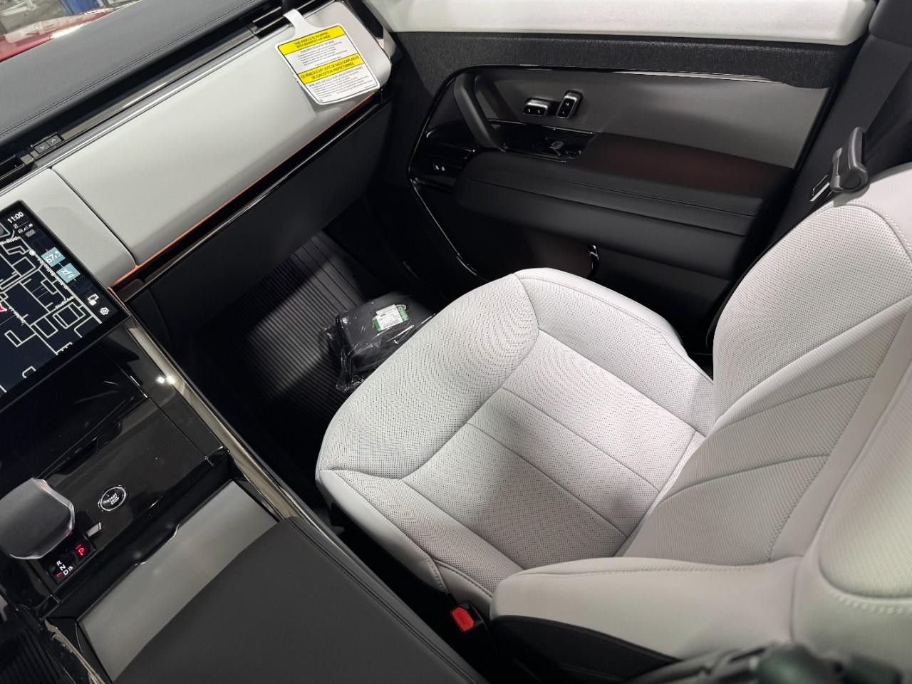 Land Rover Range Rover Sport Vehicle Full-screen Gallery Image 17