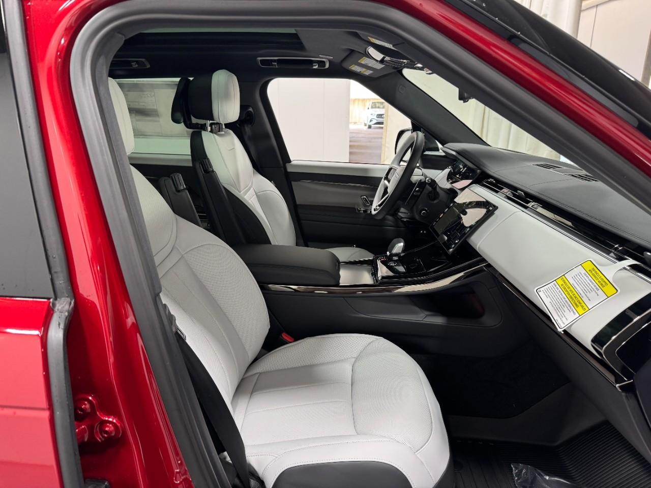 Land Rover Range Rover Sport Vehicle Full-screen Gallery Image 18