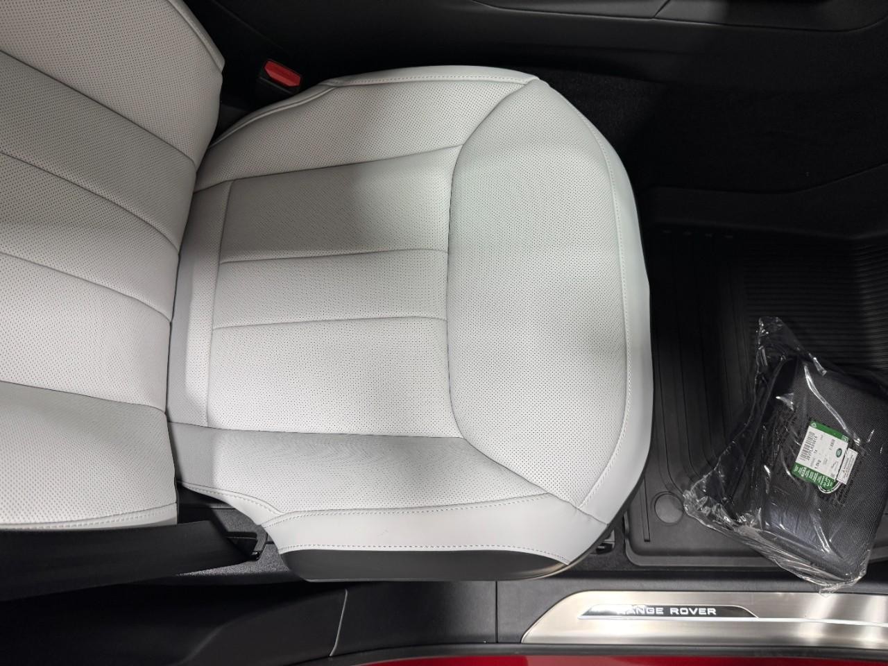 Land Rover Range Rover Sport Vehicle Full-screen Gallery Image 19