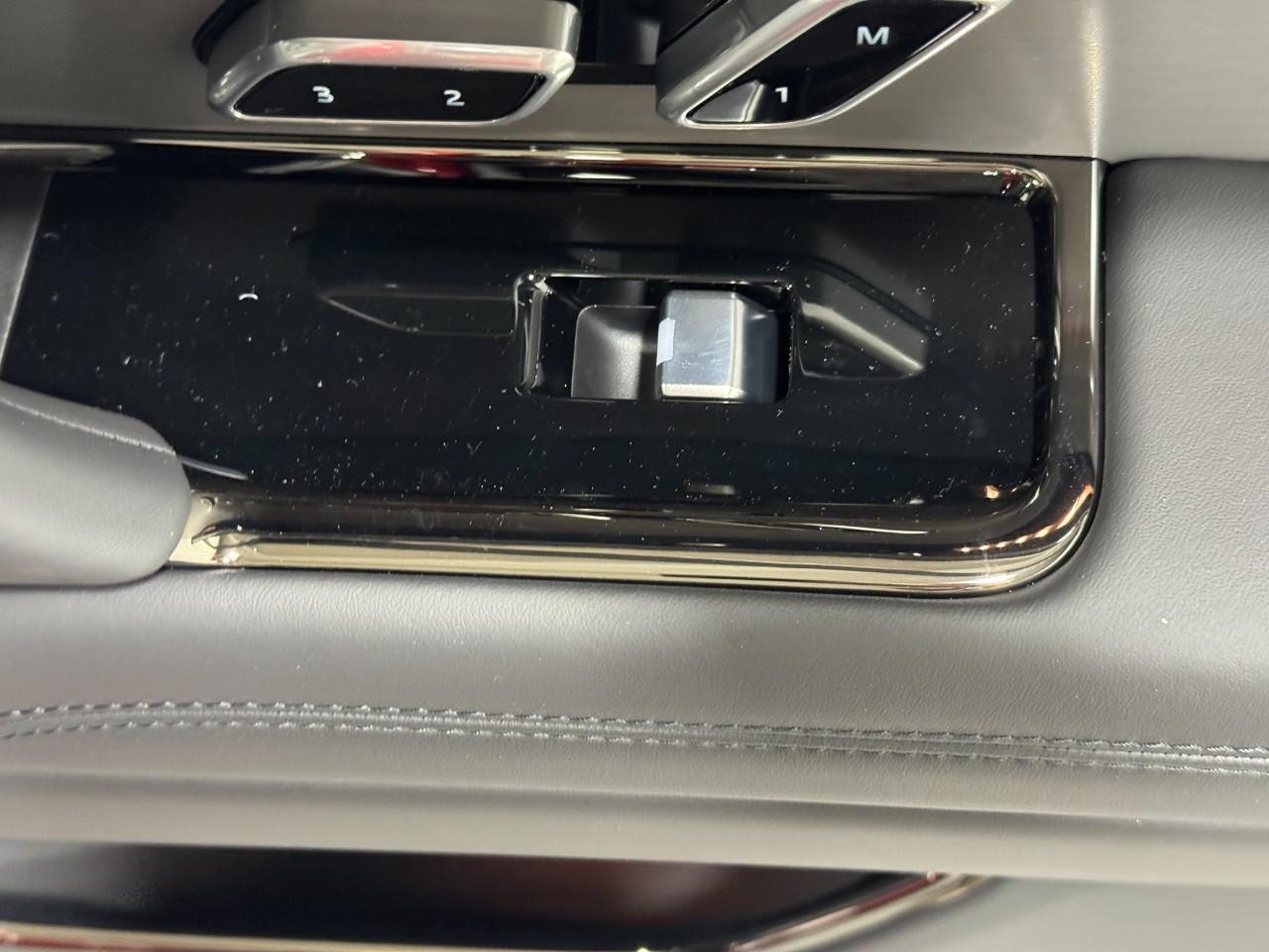 Land Rover Range Rover Sport Vehicle Full-screen Gallery Image 21