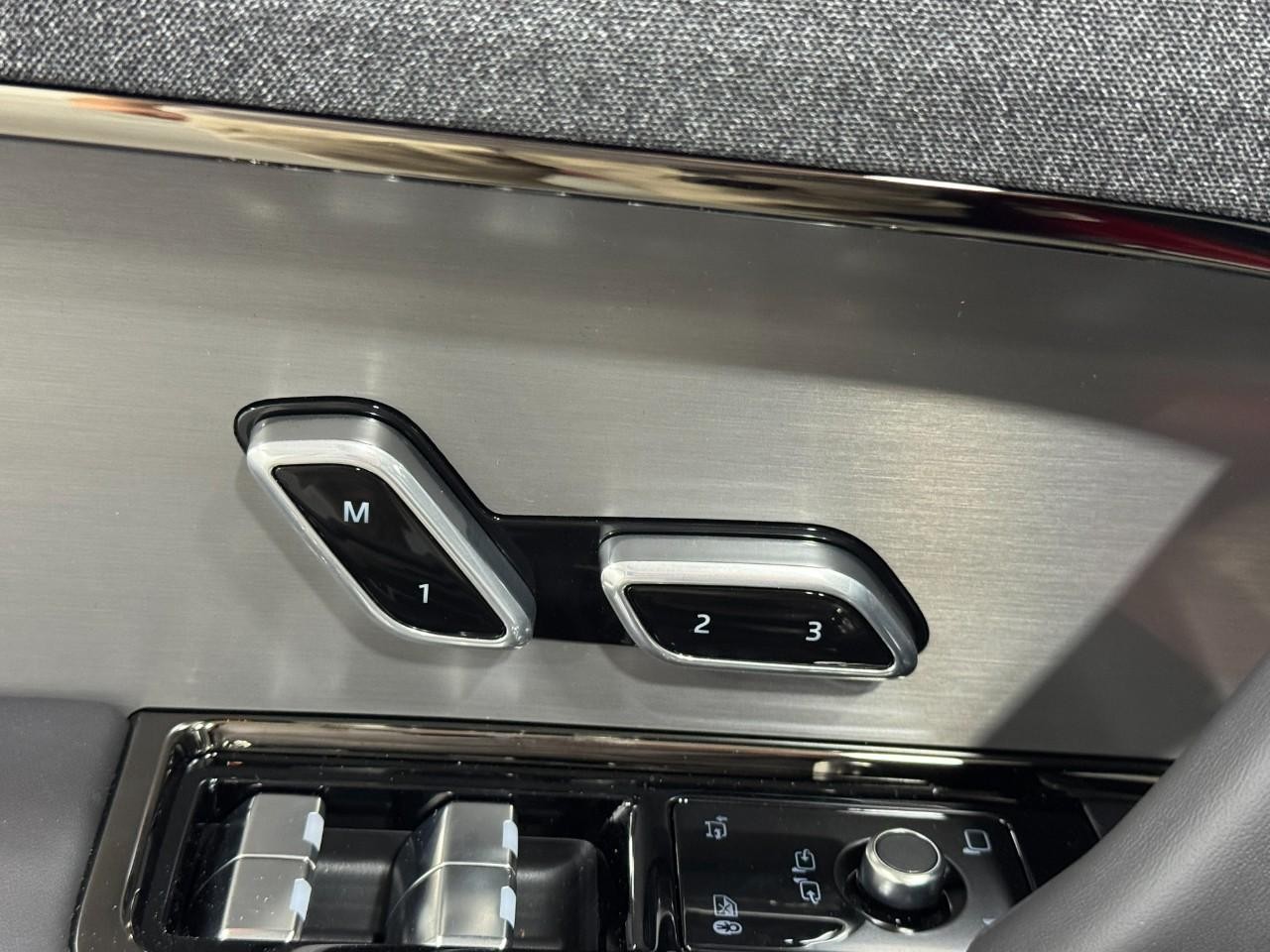 Land Rover Range Rover Sport Vehicle Full-screen Gallery Image 24