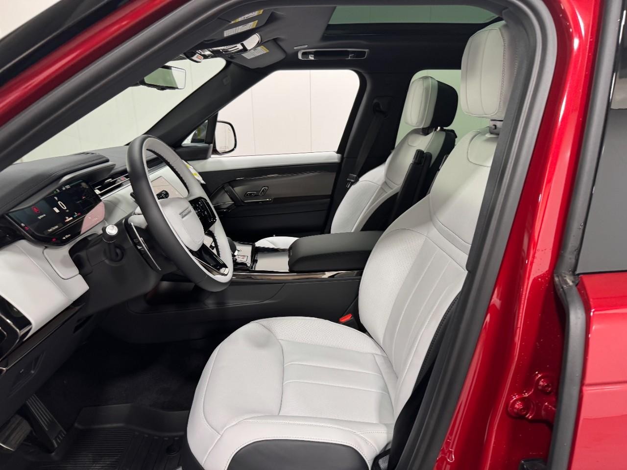 Land Rover Range Rover Sport Vehicle Full-screen Gallery Image 27