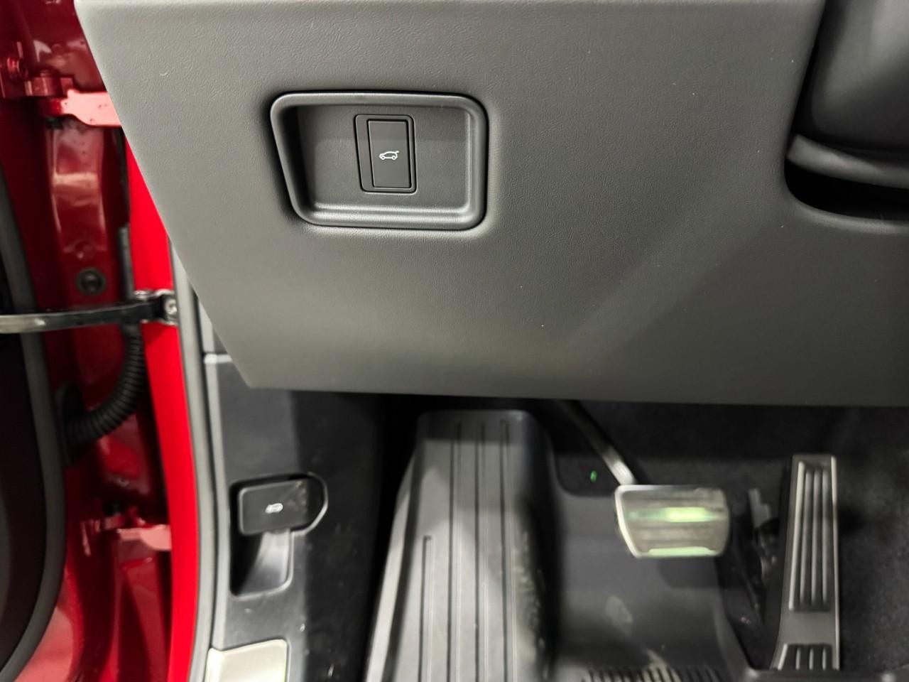 Land Rover Range Rover Sport Vehicle Full-screen Gallery Image 29