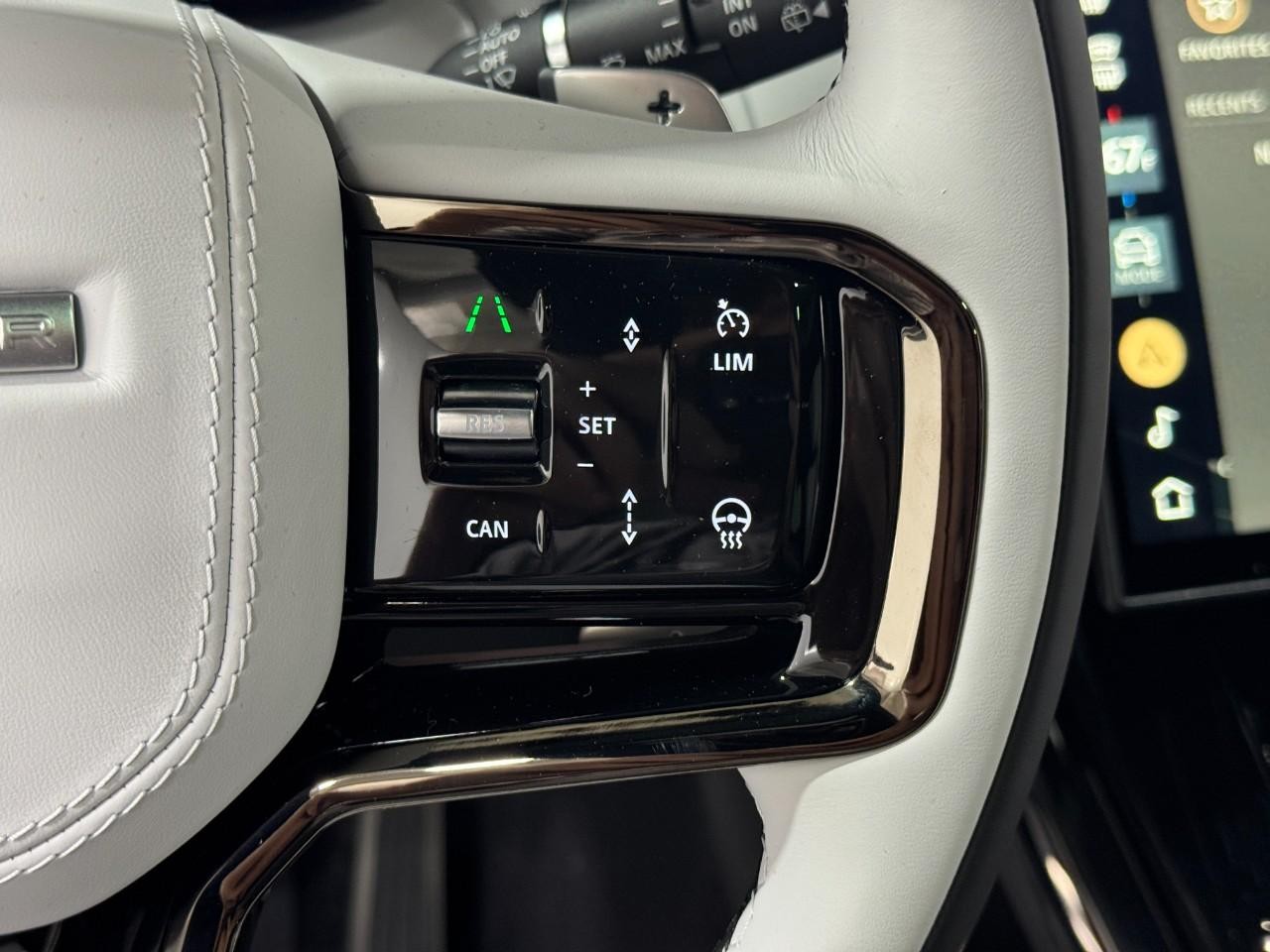 Land Rover Range Rover Sport Vehicle Full-screen Gallery Image 31