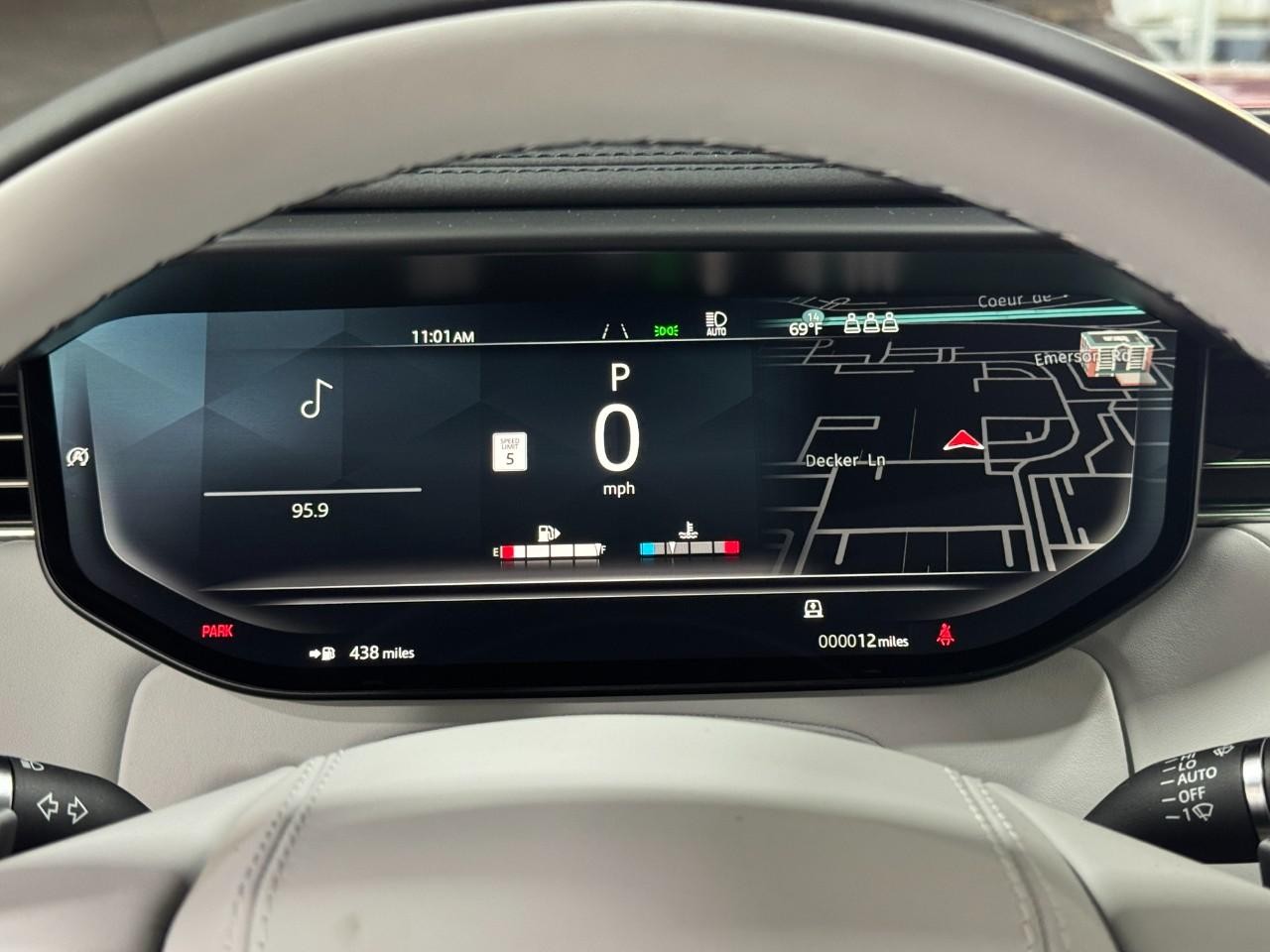 Land Rover Range Rover Sport Vehicle Full-screen Gallery Image 32