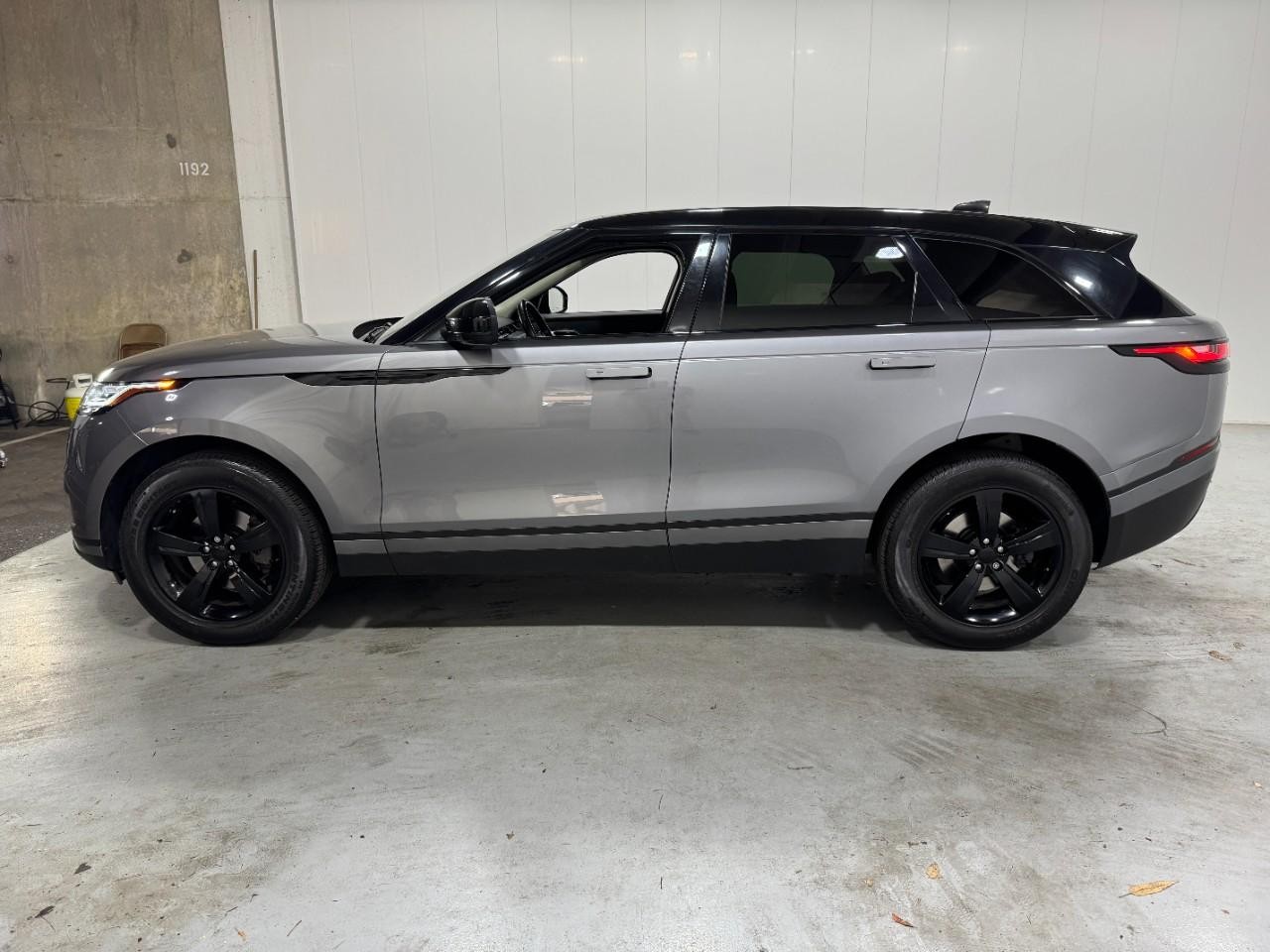 Land Rover Range Rover Velar Vehicle Full-screen Gallery Image 2