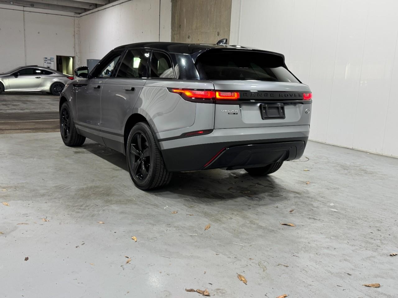 Land Rover Range Rover Velar Vehicle Full-screen Gallery Image 3