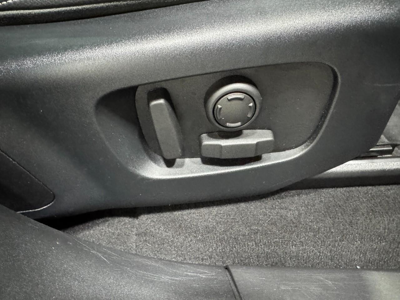 Land Rover Range Rover Velar Vehicle Full-screen Gallery Image 20