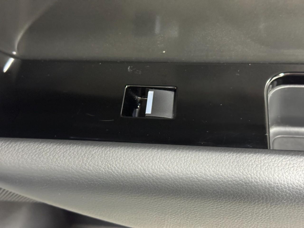 Land Rover Range Rover Velar Vehicle Full-screen Gallery Image 21