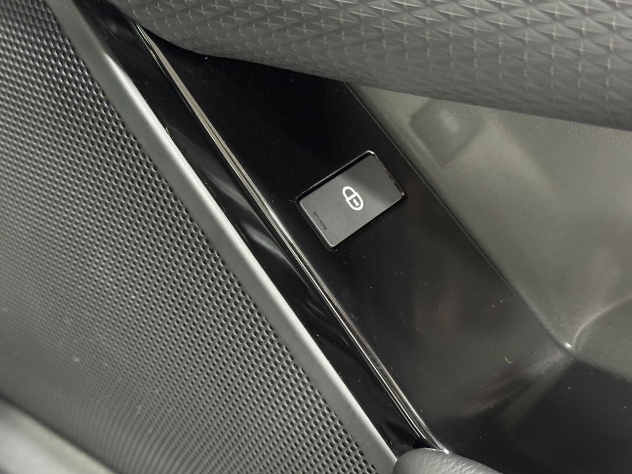 Land Rover Range Rover Velar Vehicle Full-screen Gallery Image 22