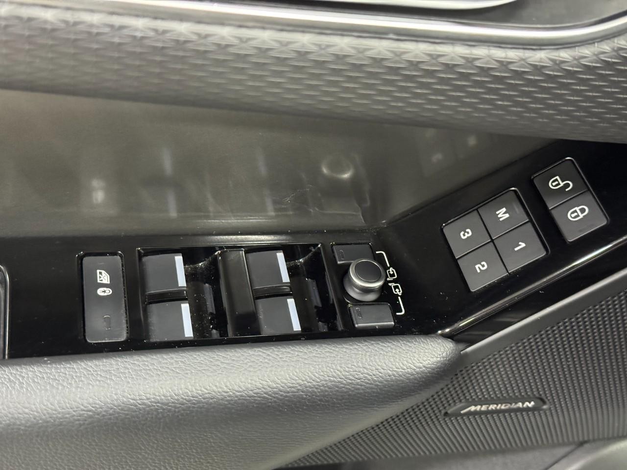 Land Rover Range Rover Velar Vehicle Full-screen Gallery Image 23