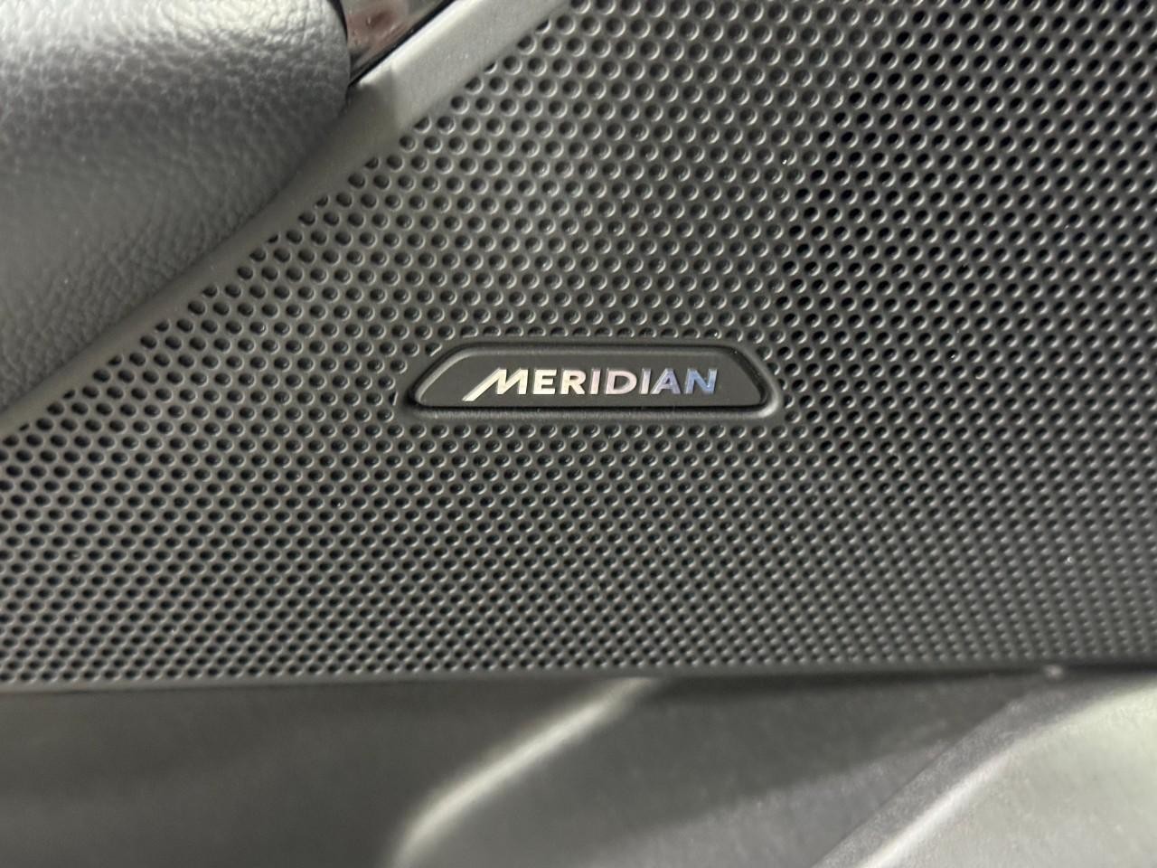 Land Rover Range Rover Velar Vehicle Full-screen Gallery Image 24