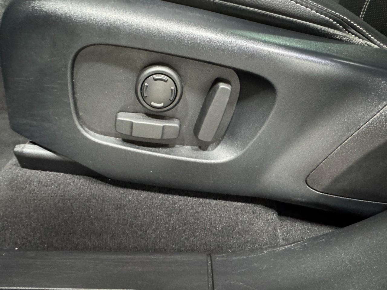 Land Rover Range Rover Velar Vehicle Full-screen Gallery Image 27