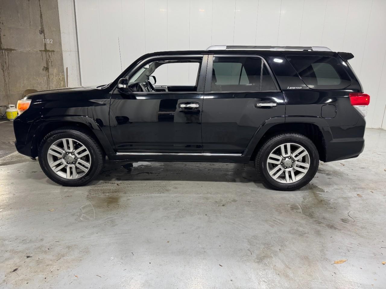 Toyota 4Runner Vehicle Full-screen Gallery Image 2