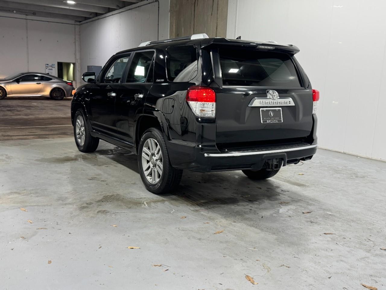 Toyota 4Runner Vehicle Full-screen Gallery Image 3