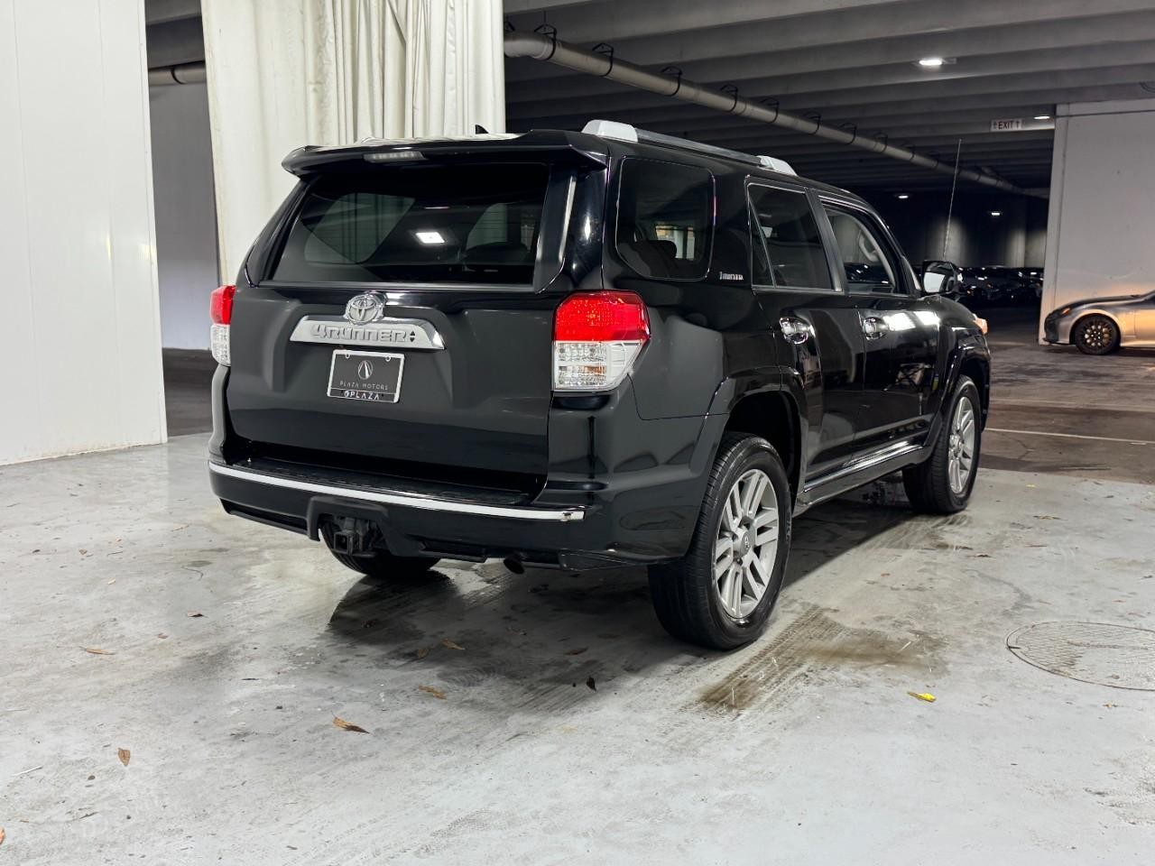 Toyota 4Runner Vehicle Full-screen Gallery Image 4