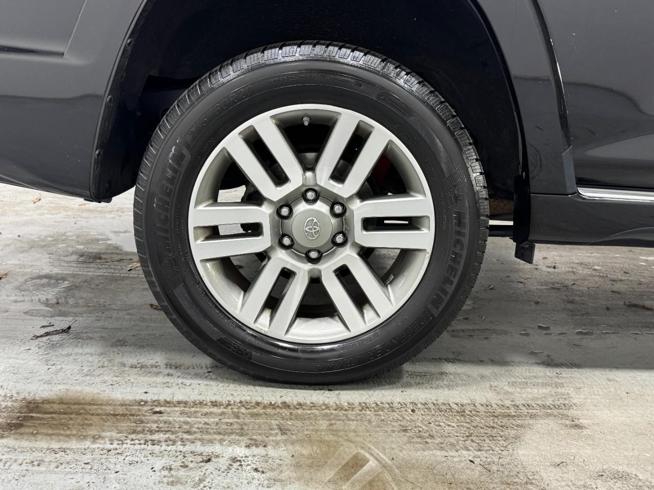 Toyota 4Runner Vehicle Full-screen Gallery Image 5