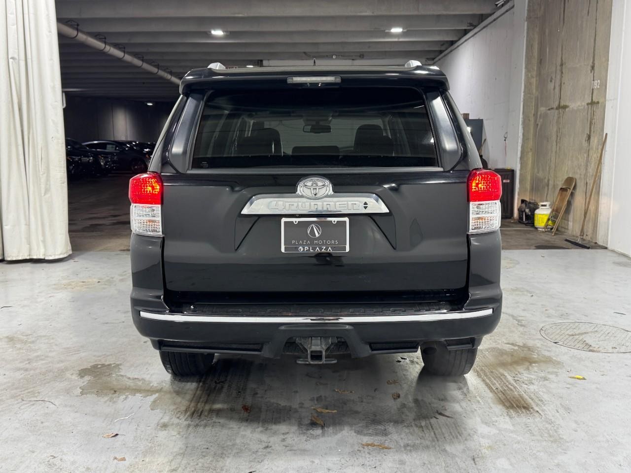 Toyota 4Runner Vehicle Full-screen Gallery Image 9