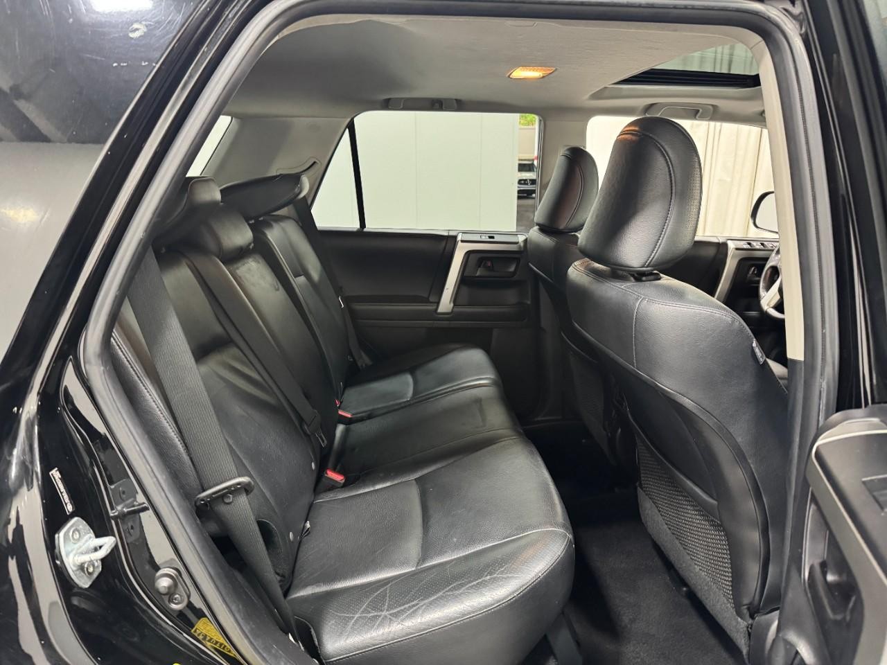 Toyota 4Runner Vehicle Full-screen Gallery Image 10