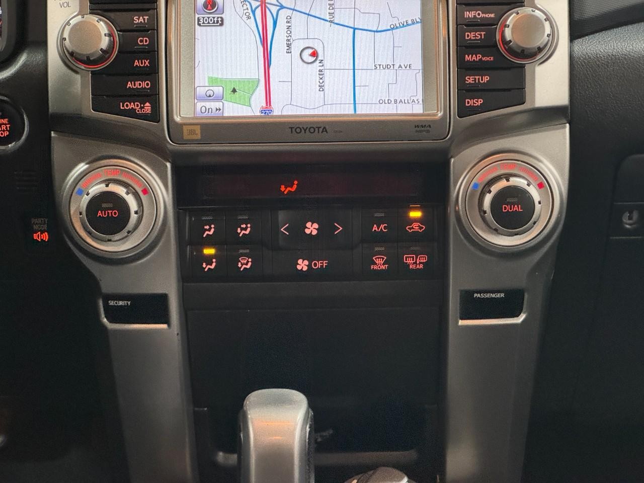 Toyota 4Runner Vehicle Full-screen Gallery Image 15