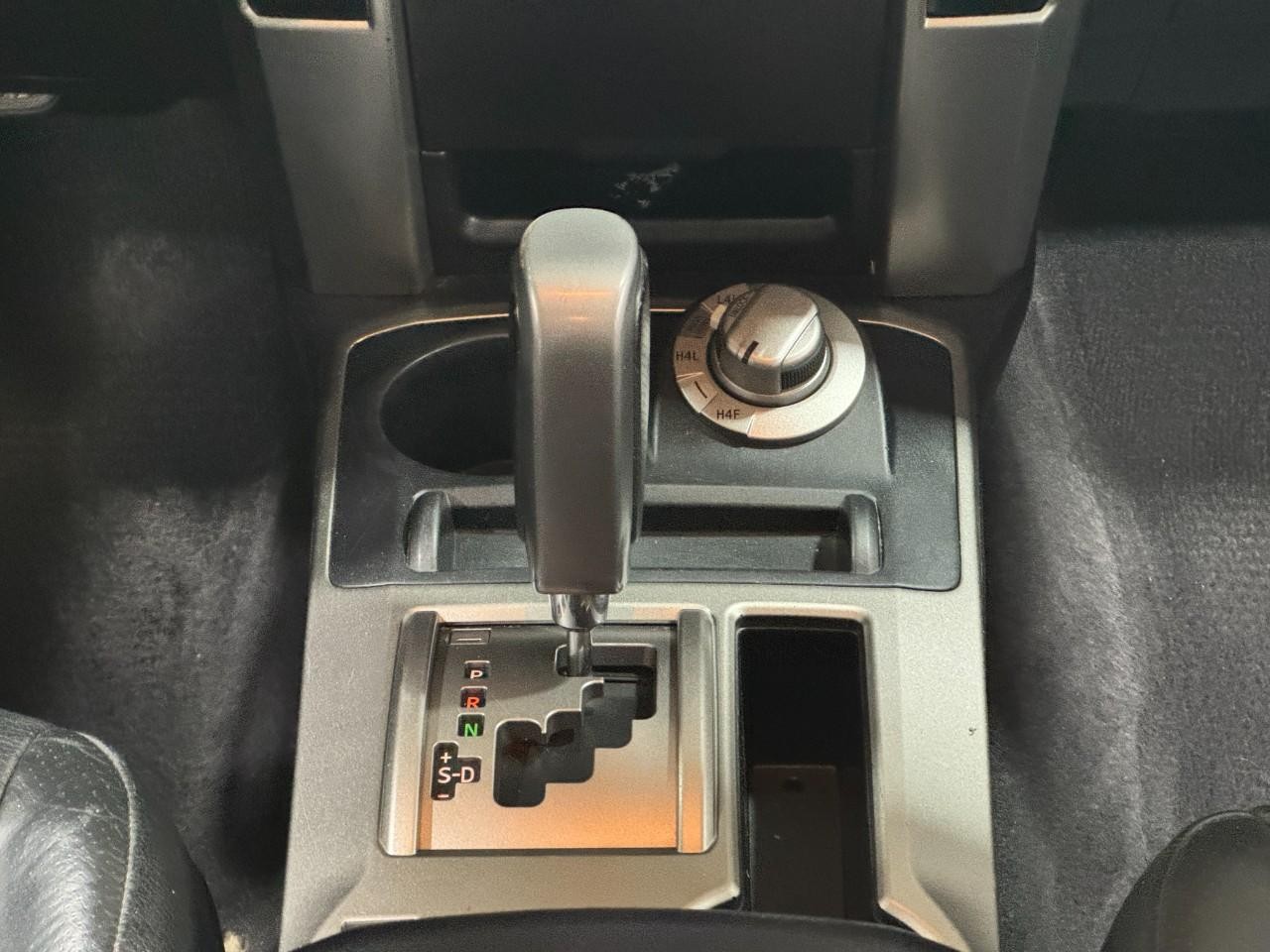 Toyota 4Runner Vehicle Full-screen Gallery Image 16