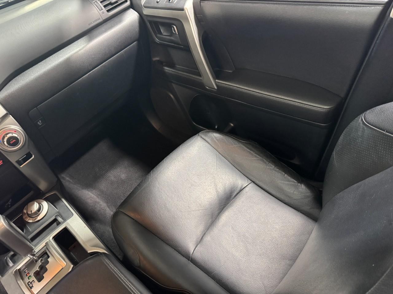 Toyota 4Runner Vehicle Full-screen Gallery Image 17