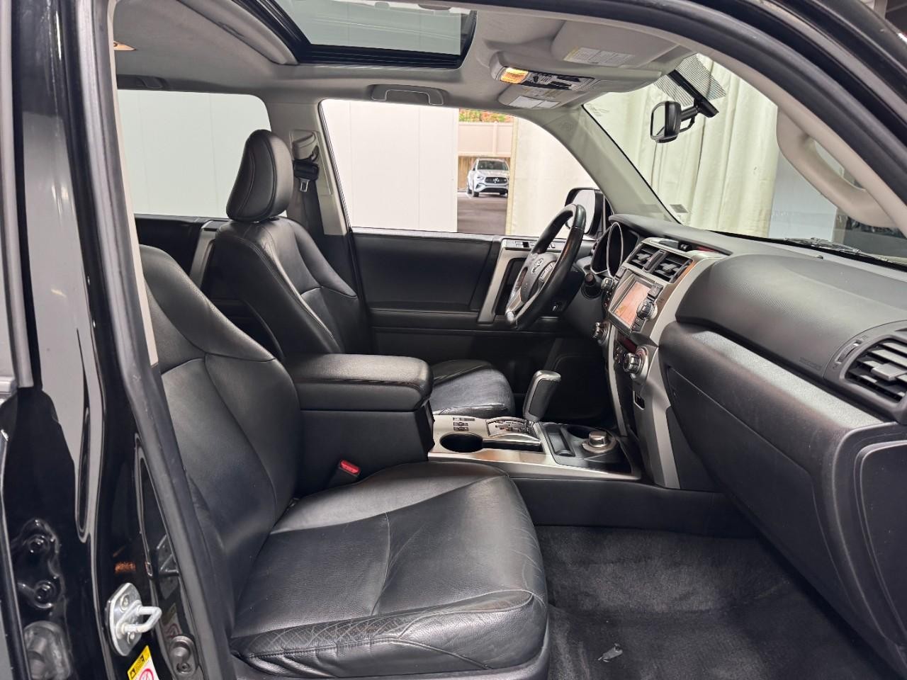 Toyota 4Runner Vehicle Full-screen Gallery Image 18