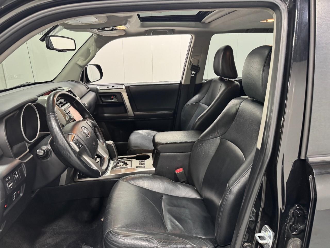 Toyota 4Runner Vehicle Full-screen Gallery Image 25