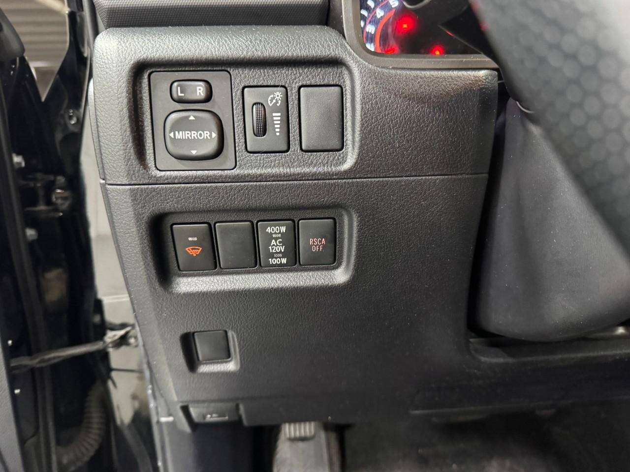 Toyota 4Runner Vehicle Full-screen Gallery Image 28