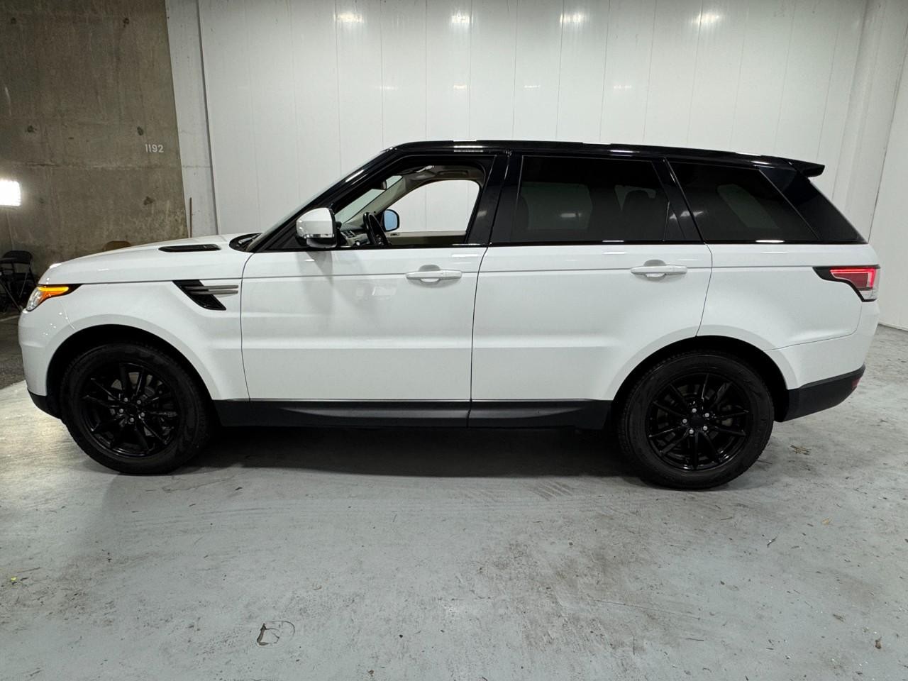 Land Rover Range Rover Sport Vehicle Full-screen Gallery Image 2
