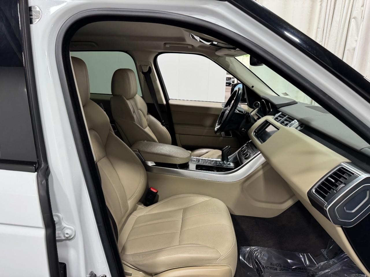 Land Rover Range Rover Sport Vehicle Full-screen Gallery Image 17