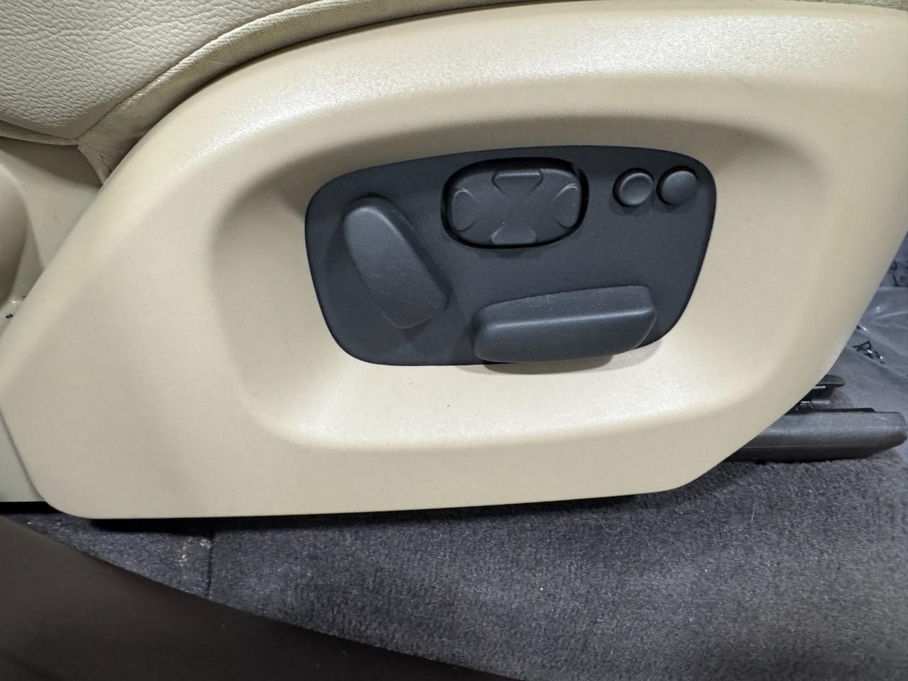 Land Rover Range Rover Sport Vehicle Full-screen Gallery Image 19