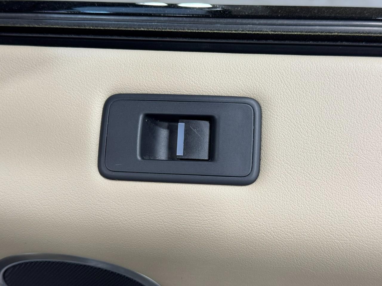 Land Rover Range Rover Sport Vehicle Full-screen Gallery Image 20