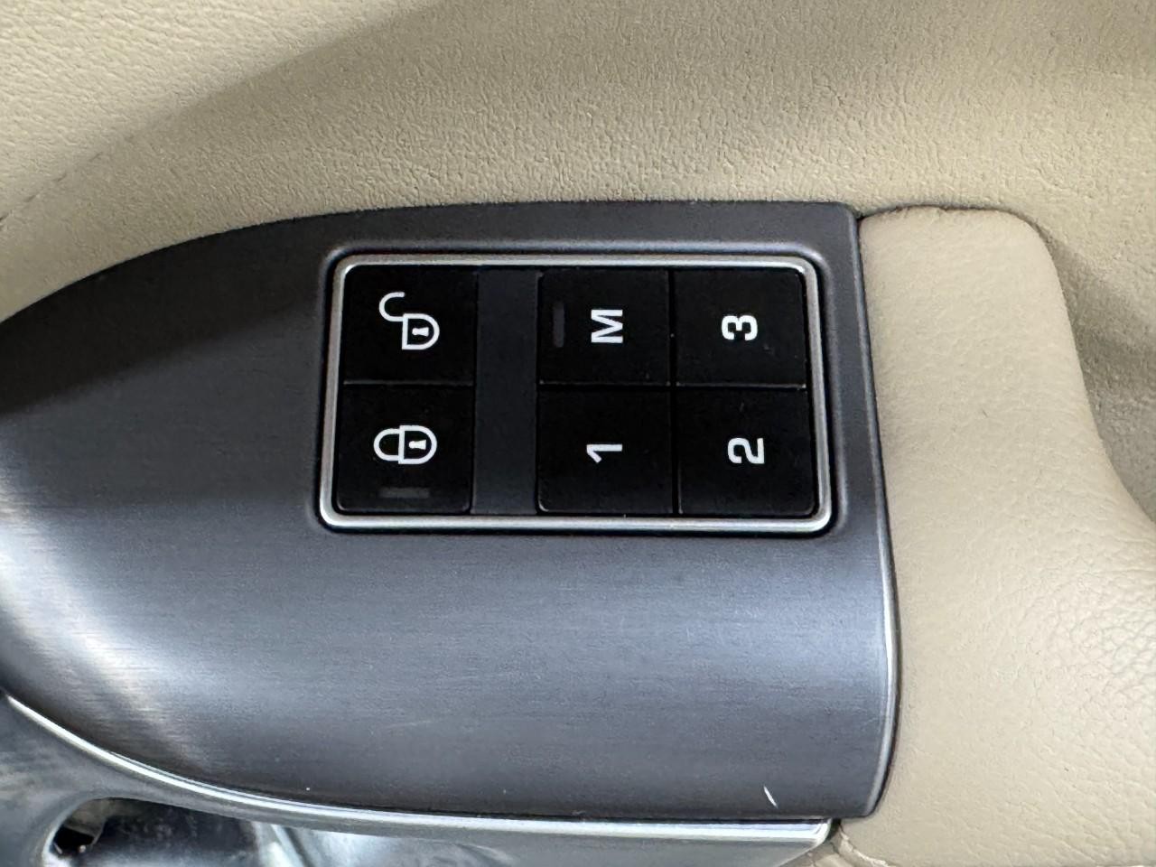 Land Rover Range Rover Sport Vehicle Full-screen Gallery Image 21