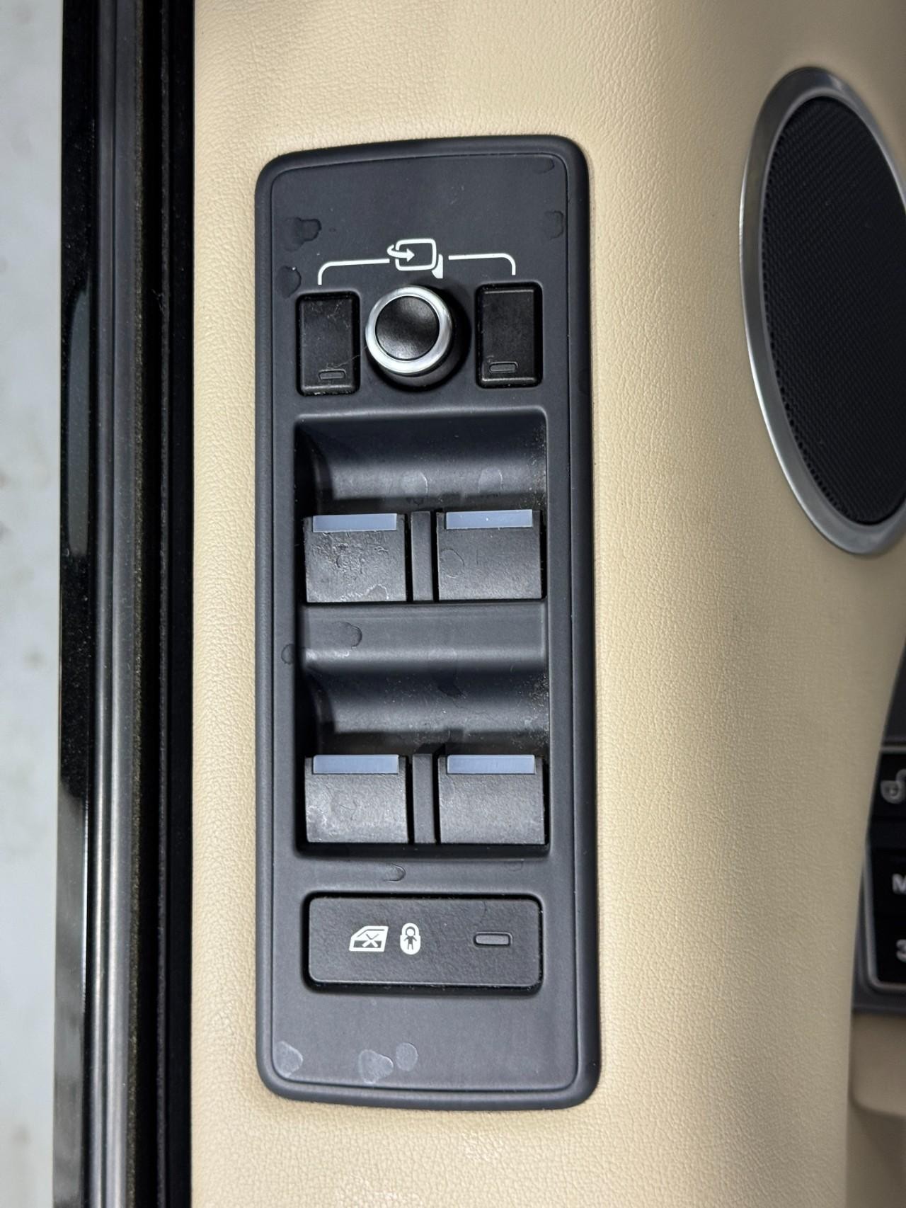 Land Rover Range Rover Sport Vehicle Full-screen Gallery Image 22