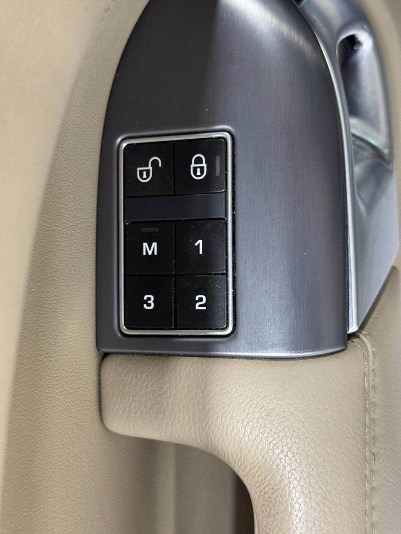 Land Rover Range Rover Sport Vehicle Full-screen Gallery Image 23