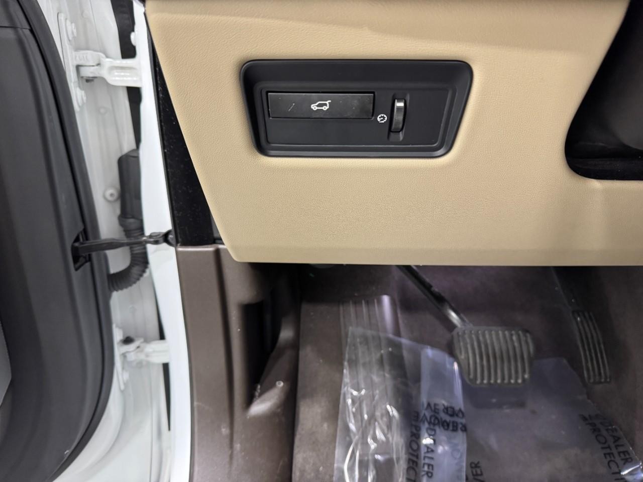 Land Rover Range Rover Sport Vehicle Full-screen Gallery Image 27