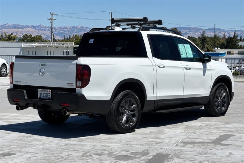 Honda Ridgeline Vehicle Full-screen Gallery Image 03