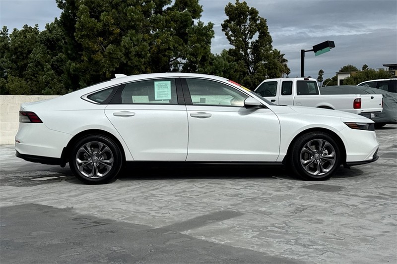 Honda Accord Sedan Vehicle Full-screen Gallery Image 02