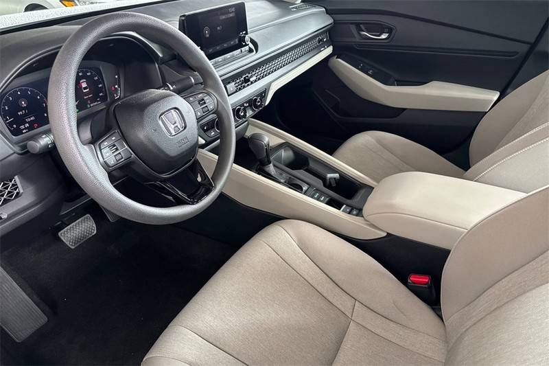 Honda Accord Sedan Vehicle Full-screen Gallery Image 09