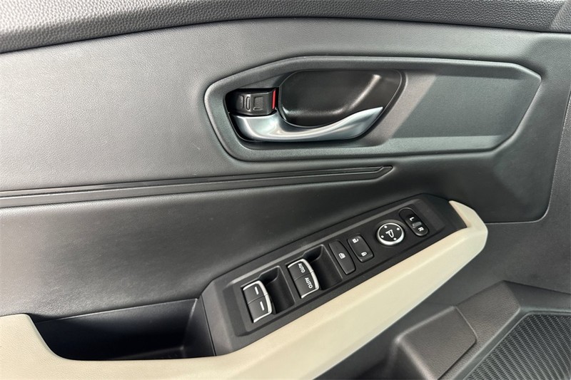 Honda Accord Sedan Vehicle Full-screen Gallery Image 10