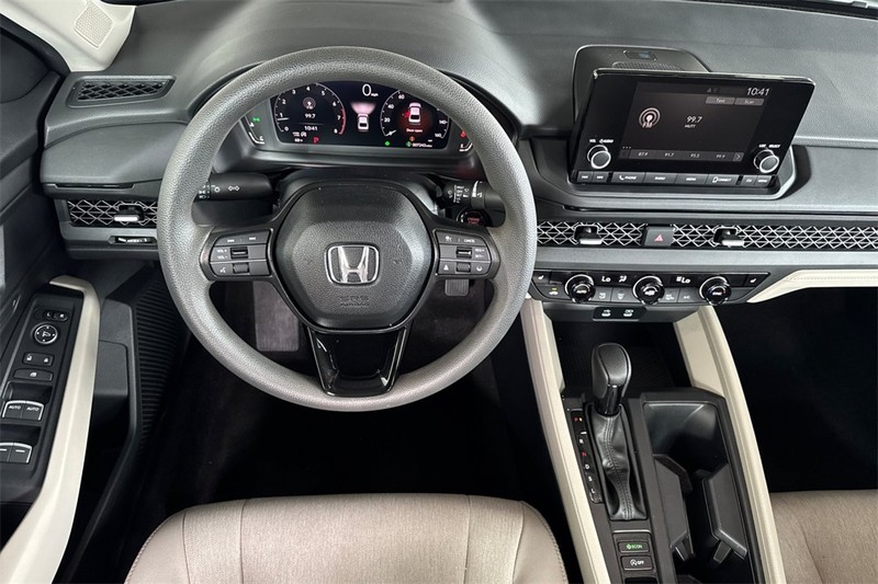 Honda Accord Sedan Vehicle Full-screen Gallery Image 13