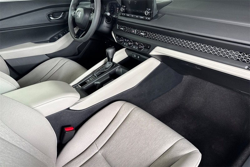 Honda Accord Sedan Vehicle Full-screen Gallery Image 14