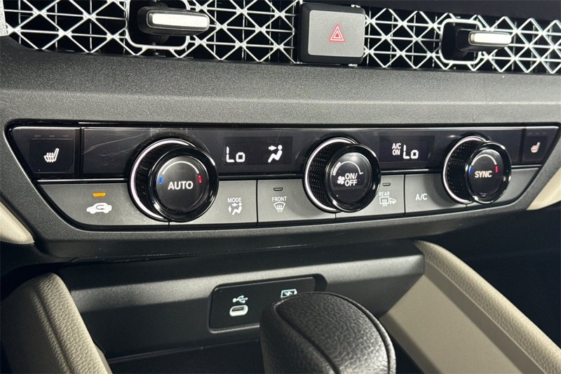 Honda Accord Sedan Vehicle Full-screen Gallery Image 18